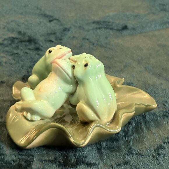 Four Green Frogs Lounging On A Lily Pad Ceramic Figurine Vintage Fairy Cottage - Picture 2 of 7